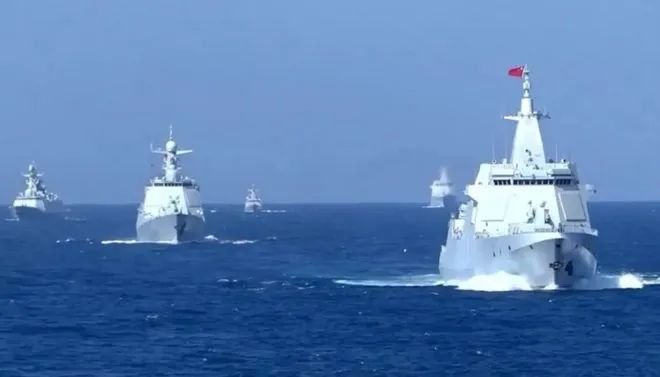大陆近百战舰排兵布阵，两岸军舰互相逼近，台军一句话露了怯