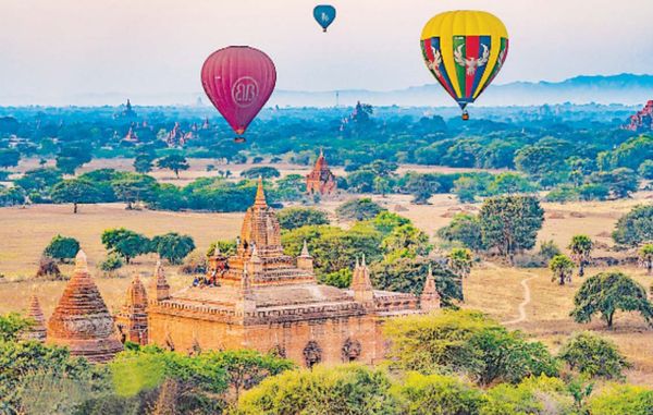 乘坐热气球观赏蒲甘古文化遗产区的地面美景