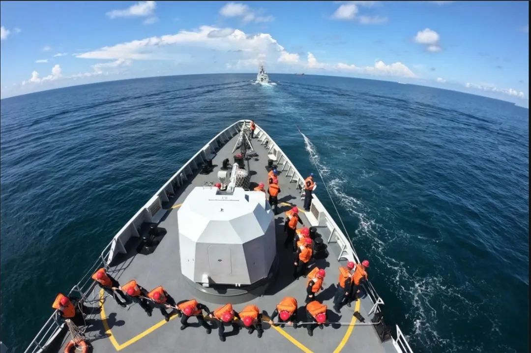 ​解放军南海海域组织联合海空战巡，局势尽在掌控，谁来搅局都不行