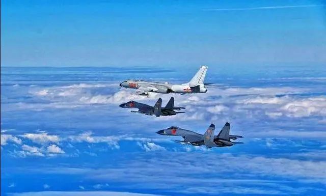 美日印澳在南海捣乱？解放军战机挂实弹出击…