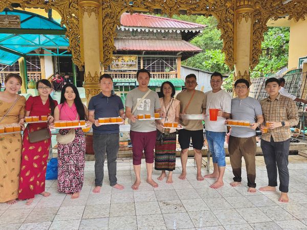 缅历新年首日 华友善举暖人心！缅甸华侨中学校友会（华友）布施千杯橙汁传递祝福