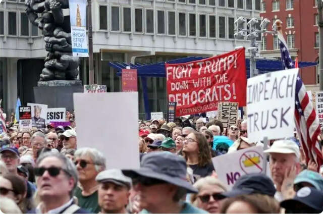 多地爆发大规模抗议活动，特朗普支持率创新低，他还挺得住吗？