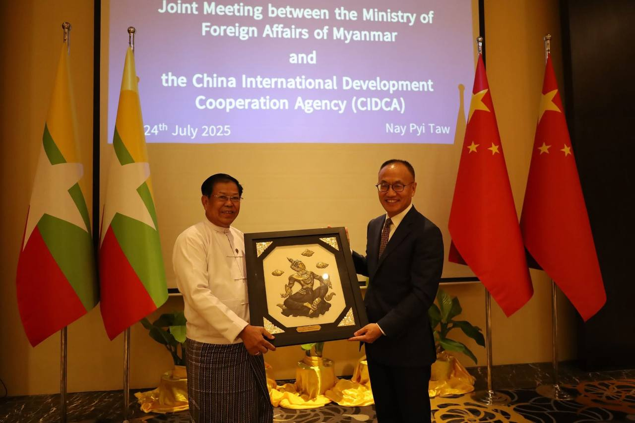 缅甸副总理兼外交部长丹穗与中国国际发展合作署署长陈晓东举行会谈