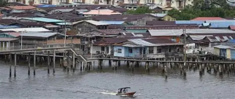 文莱国家对遭受自然灾害的民众们颁发救济金