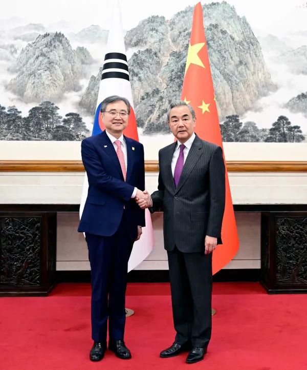 王毅同韩国外长赵显会谈