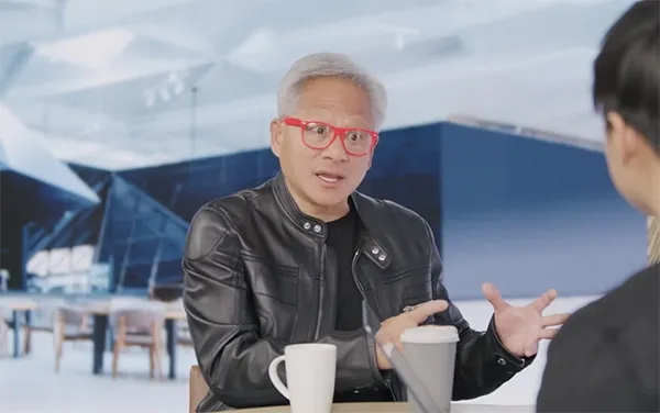 黄仁勋：中国仅落后