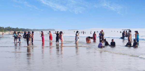 伊洛瓦底省威桑海滩地区直粦卒节假日期间进入游客1万多人