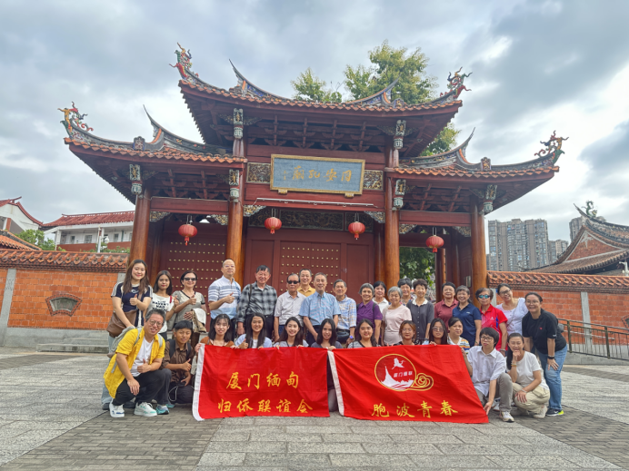 银城聚侨心  古刹享秋韵  （曾素琼）