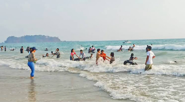 伊洛瓦底省威桑海滩地区在直桑岱节假日期间迎来众多国内外游客