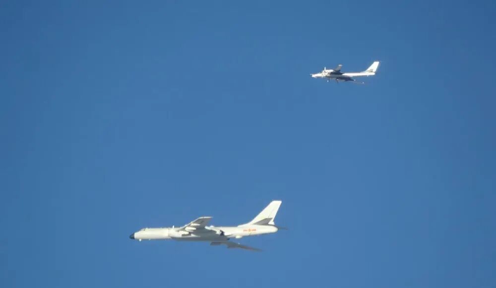 中俄轰炸机模拟打击日本，美国默不作声，中国再亮剑打击反华政客