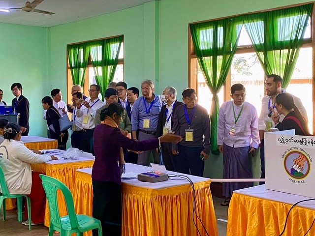 国际选举观察员与外交人员观摩缅甸大选投票流程