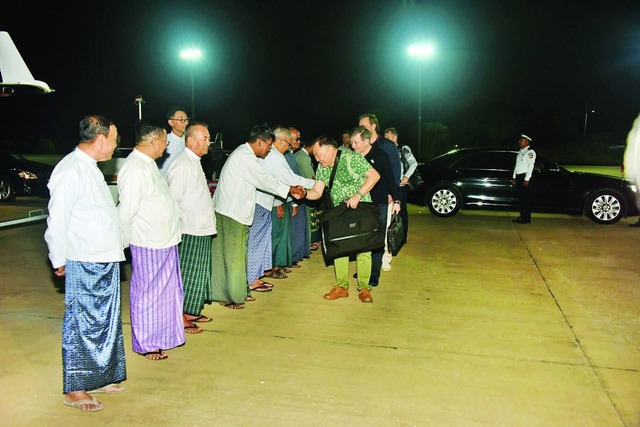 观摩大选第一阶段的外国选举观察员陆续离境回国