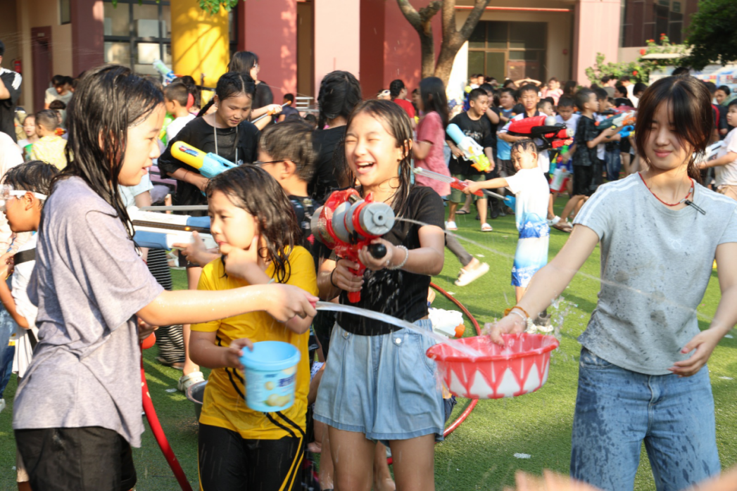 水花飞扬迎新岁——曼德勒新世纪学校举行泼水节活动