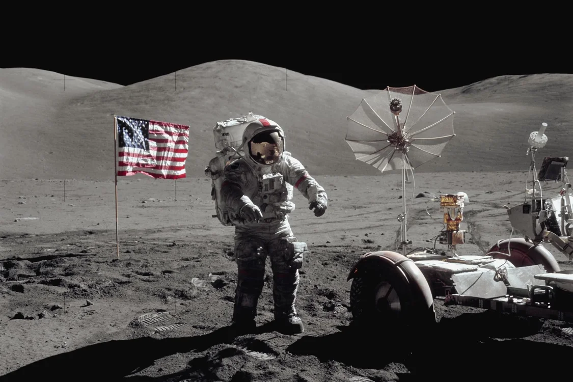 美国的探月航空飞船成功地安全重返回地球