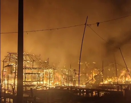 壁炉余烬酿大祸！壁磅地区70栋房屋凌晨被烧光